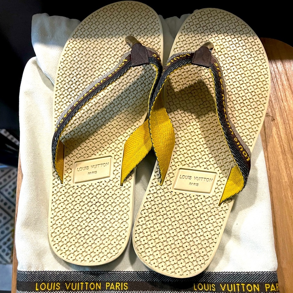 Louie Vuitton Flip Flops size 8